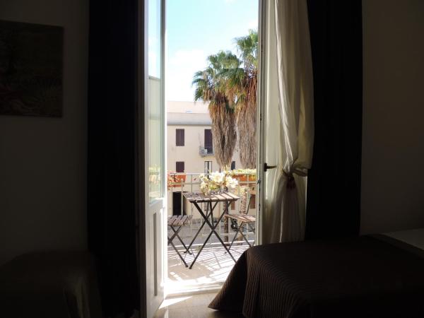 B&B Nike - Rooms Only : photo 3 de la chambre chambre triple avec balcon