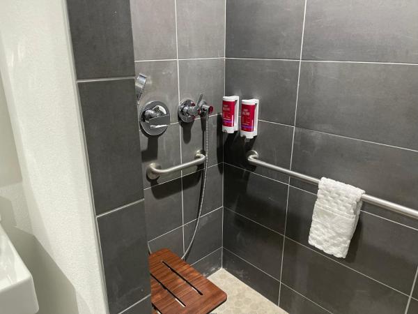 The Midtowner Hotel, SureStay Collection by Best Western : photo 6 de la chambre chambre lit king-size avec douche accessible en fauteuil roulant - adaptée aux personnes à mobilité réduite - non-fumeurs