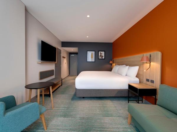 Travelodge Hotel Hurstville Sydney : photo 3 de la chambre chambre lit king-size avec canapé-lit