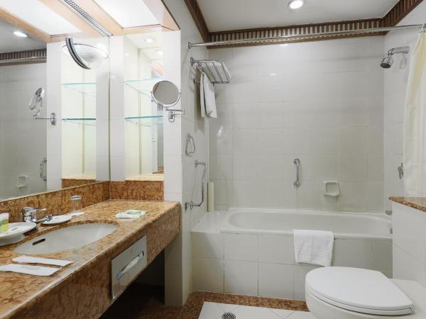 The Jesselton Hotel : photo 2 de la chambre hébergement lit queen-size supérieur