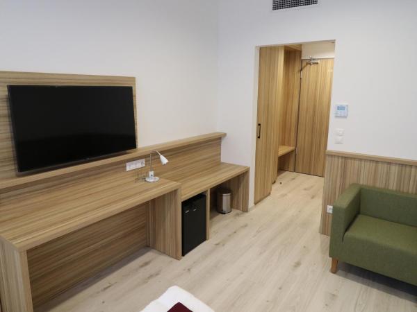 Budafoki Sporthotel : photo 2 de la chambre chambre simple avec salle de bains privative