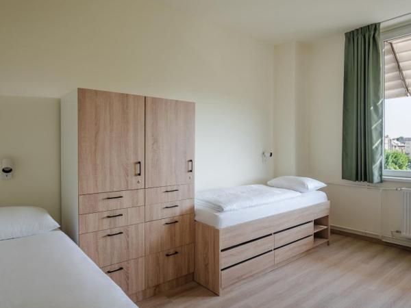 Móricz Student Living : photo 1 de la chambre chambre lits jumeaux avec salle de bains commune