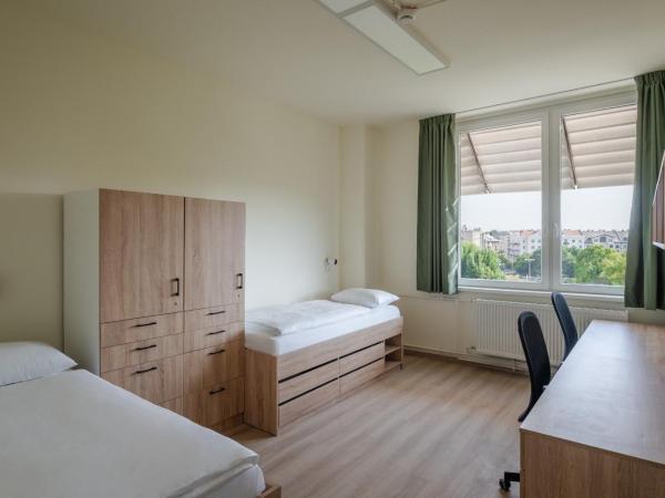 Móricz Student Living : photo 4 de la chambre chambre lits jumeaux avec salle de bains commune
