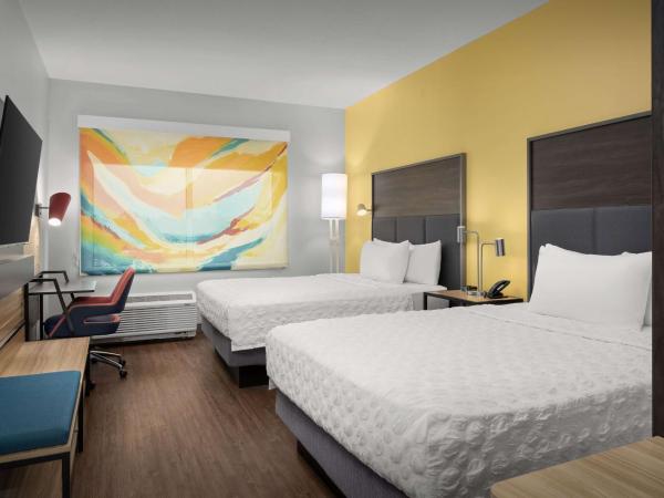 Tru By Hilton Jacksonville Airport : photo 3 de la chambre chambre avec 2 lits queen-size et douche à l’italienne