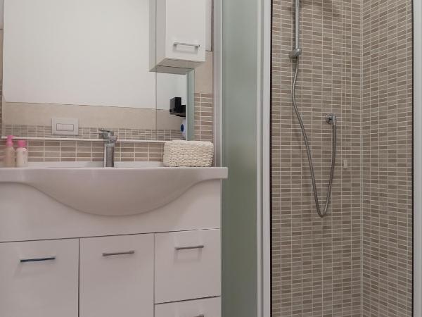 Soggiorno Isola Milano : photo 2 de la chambre chambre double avec salle de bains privative