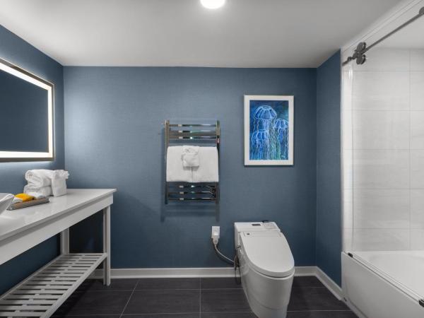 Crown Reef Beach Resort and Waterpark : photo 7 de la chambre suite lit king-size - vue sur océan