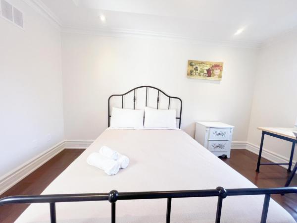 Vihome-104-Beautiful house near North York Center : photo 7 de la chambre chambre double avec salle de bains privative