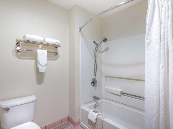 Best Western Capital City Inn : photo 4 de la chambre suite lit king-size avec cheminée