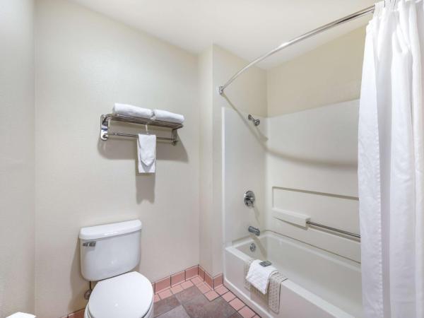 Best Western Capital City Inn : photo 4 de la chambre suite lit king-size