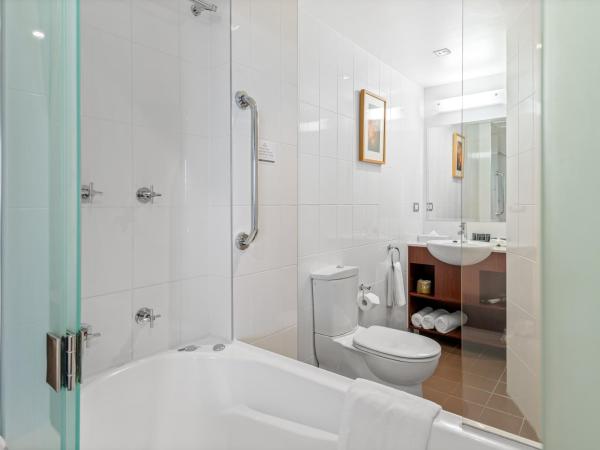 Amora Hotel Riverwalk : photo 3 de la chambre chambre lit king-size avec baignoire spa et balcon