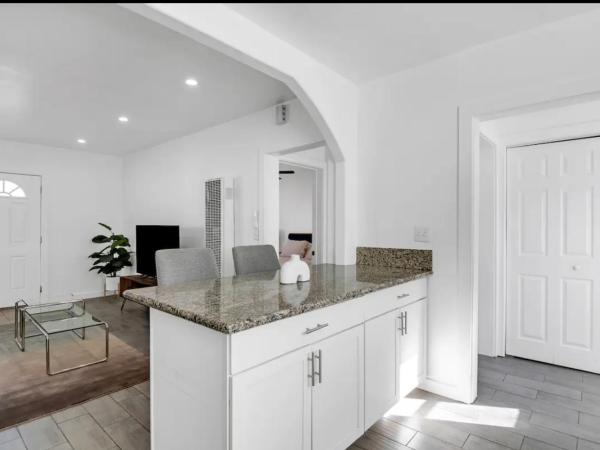 Luxury Mid City Home With Firepit : photo 7 de la chambre appartement premium 1 chambre