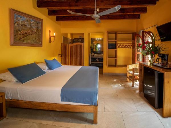 Suites La Hacienda : photo 2 de la chambre chambre lit king-size avec climatisation