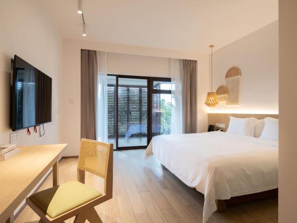 三亚瞻云精选酒店 The Yun Collection Sanya : photo 3 de la chambre chambre lit king-size et vue sur la montagne
