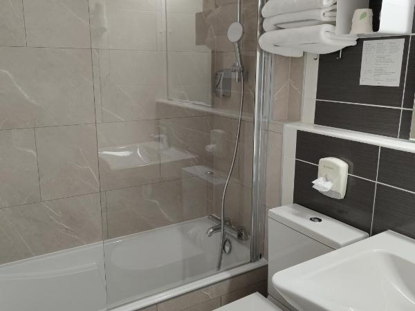 Logis Hôtel Les Bleuets : photo 7 de la chambre chambre quadruple supérieure - vue sur mer