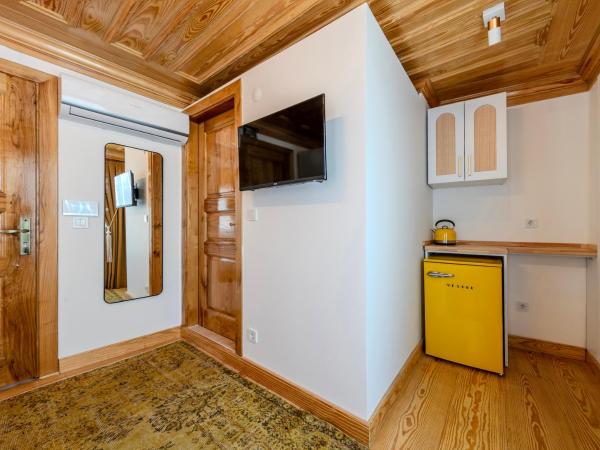 Evra Suites Hotel : photo 7 de la chambre chambre lit king-size avec balcon