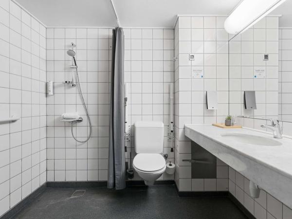 Best Western Plus Hotel Odense : photo 8 de la chambre family room with one queen bed and two single beds