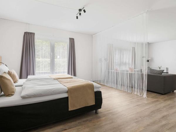 Best Western Plus Hotel Odense : photo 2 de la chambre family room with one queen bed and two single beds