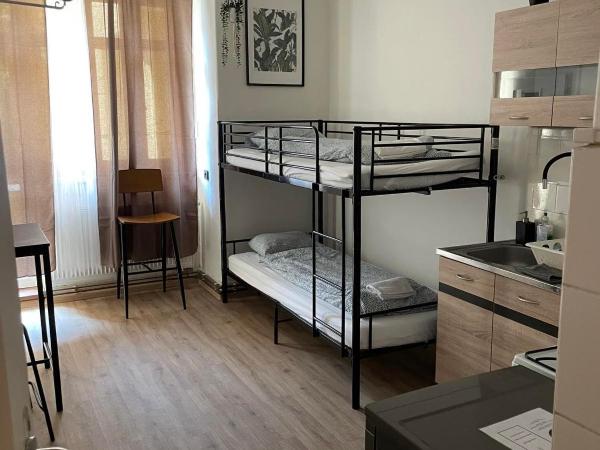Black Style ROOMS Moravske namesti : photo 3 de la chambre chambre triple avec balcon