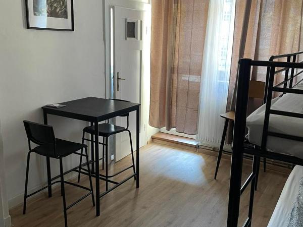 Black Style ROOMS Moravske namesti : photo 8 de la chambre chambre triple avec balcon