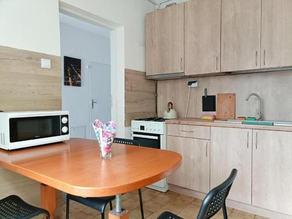 Guest House : photo 1 de la chambre chambre double standard avec salle de bains commune