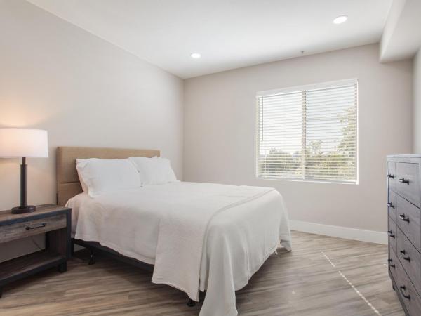 Central 2Bedroom 5 mins To Grove with Pool & Free Parking : photo 1 de la chambre chambre double avec balcon