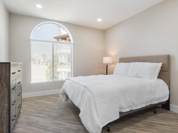 Central 2Bedroom 5 mins To Grove with Pool & Free Parking : photo 4 de la chambre chambre double avec balcon