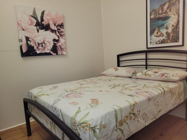 Travellers Paradise : photo 10 de la chambre chambre double avec salle de bains commune