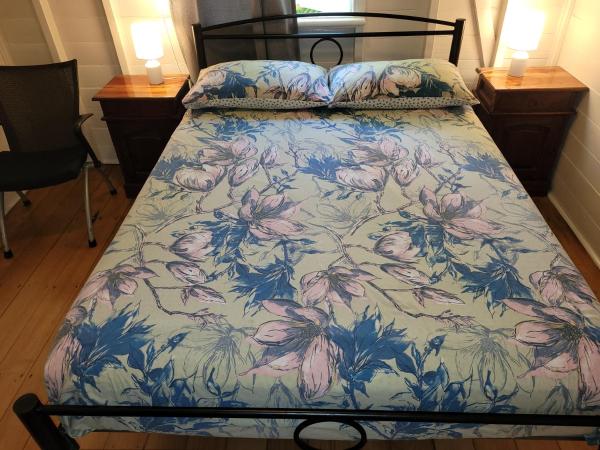 Travellers Paradise : photo 2 de la chambre chambre double avec salle de bains commune