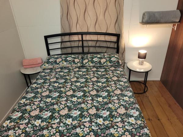 Travellers Paradise : photo 8 de la chambre chambre double avec salle de bains commune