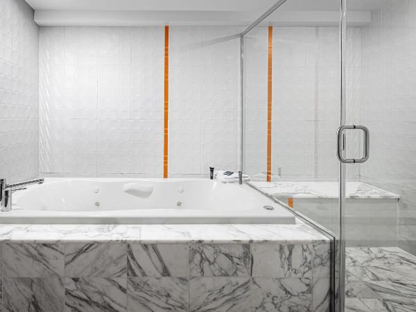 Flamingo Las Vegas Hotel & Casino : photo 4 de la chambre suite cosmopolitan 1 lit king-size - vue sur high roller