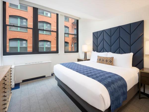 Hotel Indigo Boston Garden, an IHG Hotel : photo 6 de la chambre chambre lit king-size avec douche accessible en fauteuil roulant - adaptée aux personnes à mobilité réduite