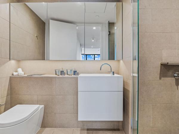 CLLIX Australia 108 Apartments : photo 4 de la chambre two-bedroom one bathroom sky high apartment