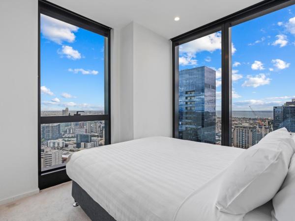 CLLIX Australia 108 Apartments : photo 2 de la chambre two-bedroom one bathroom sky high apartment
