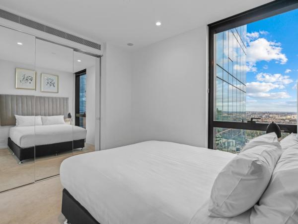 CLLIX Australia 108 Apartments : photo 10 de la chambre two-bedroom one bathroom sky high apartment