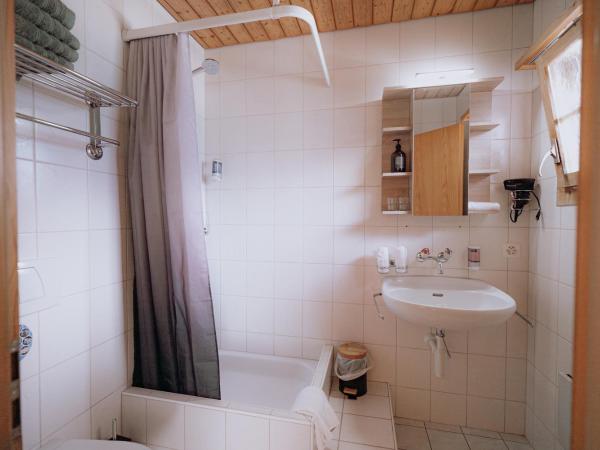 Hotel Wildbach Brienz : photo 8 de la chambre chambre familiale - vue sur lac