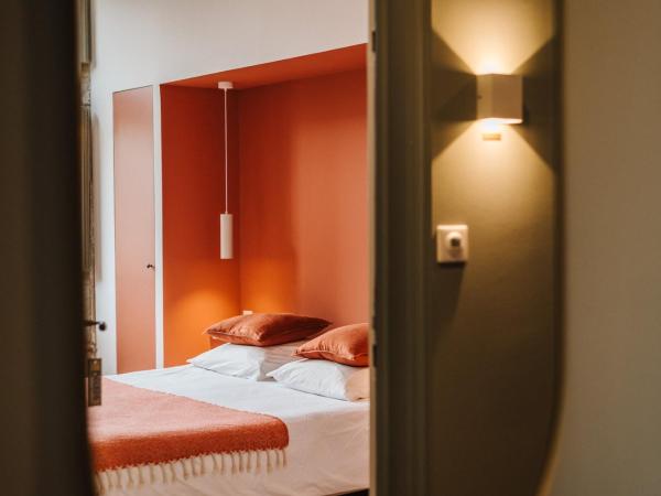 La Demeure de la Cité by Jean Bacou : photo 4 de la chambre chambre double avec salle de bains privative