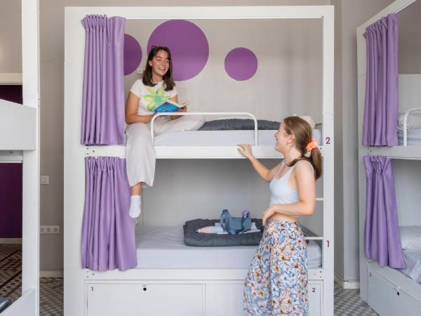 Purple Nest Hostel : photo 4 de la chambre lit simple dans dortoir mixte avec salle de bains privative (8 adultes)