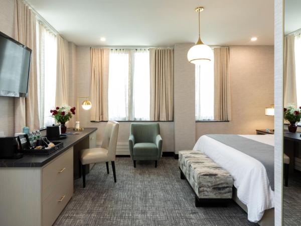 Broadway Plaza Hotel : photo 5 de la chambre hébergement lit king-size - terrasse - vue sur empire state building