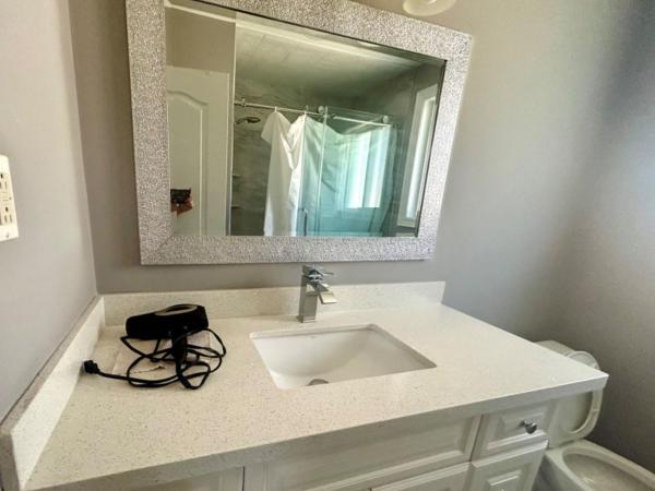 Modern Queen Room Near Fairview Mall & Bus Routes : photo 4 de la chambre chambre double avec patio