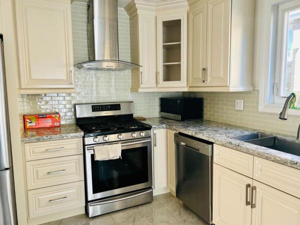 Modern Queen Room Near Fairview Mall & Bus Routes : photo 5 de la chambre chambre double avec patio