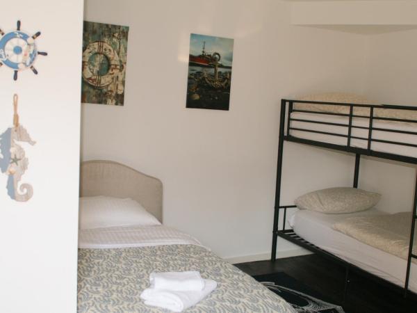 Seehafen Hostel : photo 6 de la chambre chambre triple avec salle de bains