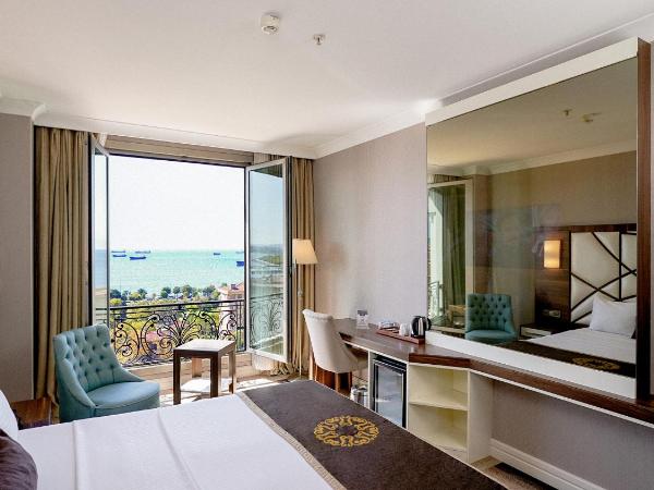 The Grand Mira Business Hotel : photo 5 de la chambre chambre lit king-size avec balcon