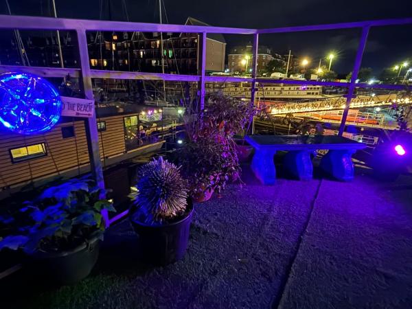 Float uniquely on Liverpool Waterfront on our high end 8 berth Houseboat : photo 9 de la chambre mobile home