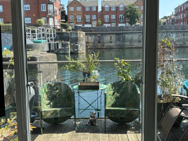 Float uniquely on Liverpool Waterfront on our high end 8 berth Houseboat : photo 6 de la chambre mobile home