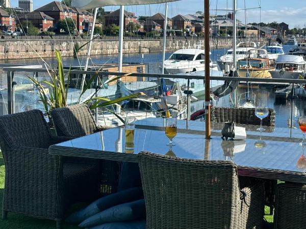 Float uniquely on Liverpool Waterfront on our high end 8 berth Houseboat : photo 5 de la chambre mobile home