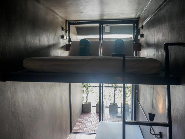 In a Box Hostel : photo 1 de la chambre chambre double avec salle de bains commune