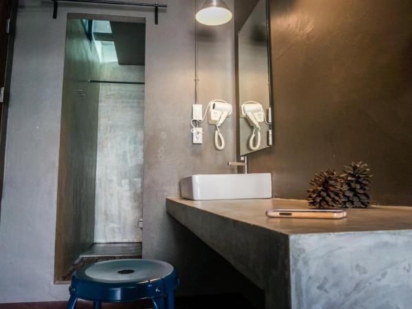 In a Box Hostel : photo 3 de la chambre chambre triple avec salle de bains privative