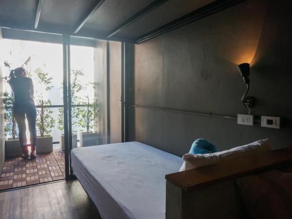 In a Box Hostel : photo 4 de la chambre chambre triple avec salle de bains privative