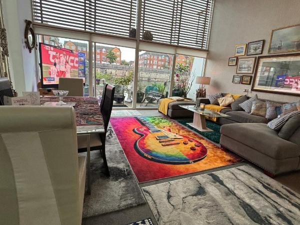 Float uniquely on Liverpool Waterfront on our high end 8 berth Houseboat : photo 2 de la chambre mobile home