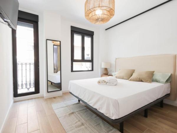 Hostal Roca 26 : photo 4 de la chambre chambre double avec balcon